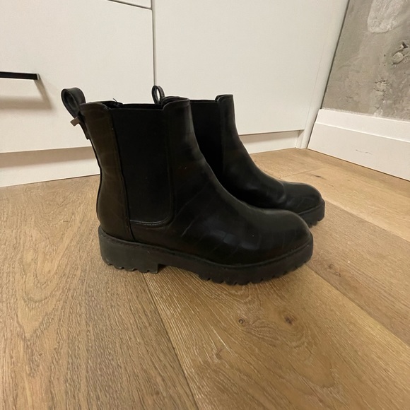 Kenneth Cole Boots - Picture 2 of 4